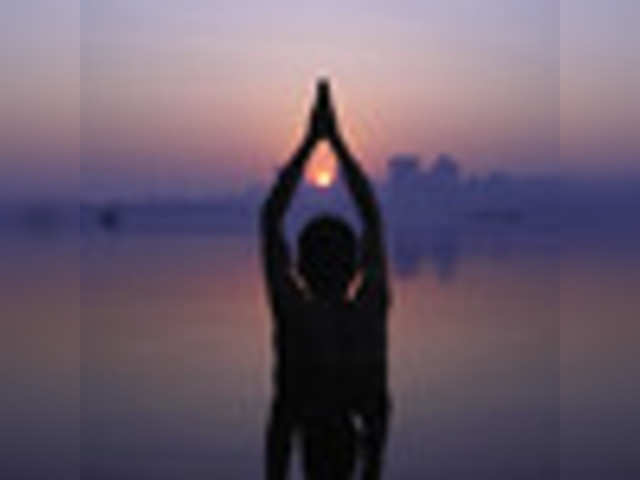 12 योगासनों को अपने भीतर संजोता है सूर्य नमस्कार