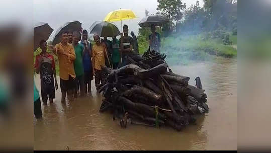 मृत्यूनंतर ही यातना संपेनात! नदी किनारी अंत्यसंस्कारासाठी रचली चिता; अग्नी देताच पुराच्या प्रवाहात...