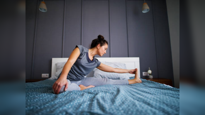 सकाळी उठल्यानंतर बेडवरच करा हे व्यायाम, लटकलेले पोट होईल सपाट