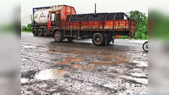 मुंबई गोवा महामार्ग बनला खड्डे मार्ग, खड्डे बुजवण्याची डेडलाइन हुकल्यास अधिकारी कंत्राटदारांवर कारवाईचा इशारा