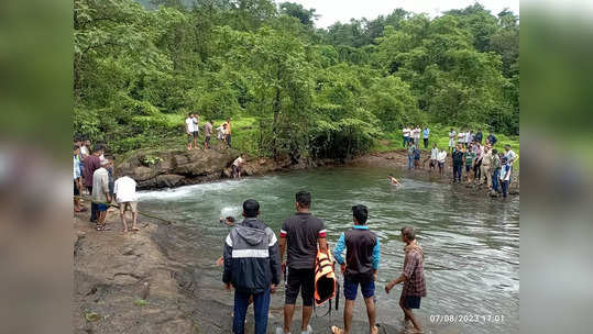 मित्र पोहण्यासाठी गेले; अचानक मोठा भाऊ बुडताना दिसला, वाचवण्यासाठी तरुणाने मारली उडी अन्...