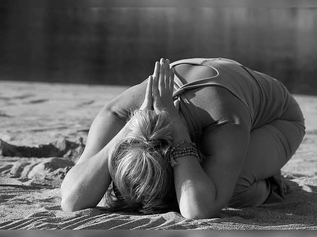 योगा करने से पहले जान लें ये बातें, नहीं तो फायदे की जगह हो सकता है बड़ा नुकसान