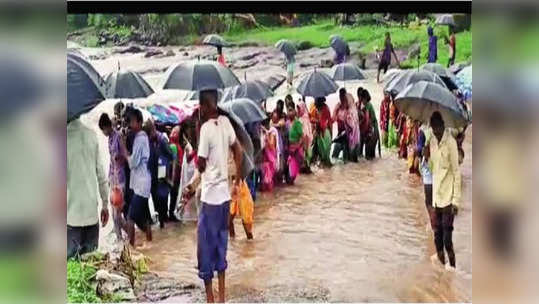 मरणाने केली सुटका, अंत्यसंस्कारासाठी यातायात; मानवी साखळी करत नेला नदीतून मृतदेह