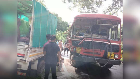 Sindhudurg Accident : भरधाव एसटी बसची पिकअप टेम्पोला धडक; ११ प्रवाशी जखमी, वाहनांचे मोठे नुकसान