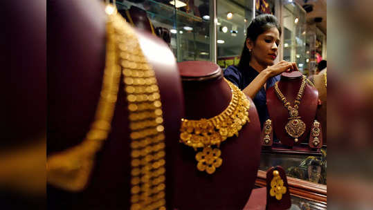 Gold Price Today: सोन्याच्या किंमतींत घसरण, चांदीचे भावही झाले कमी; जाणून घ्या आजचे नवीन दर