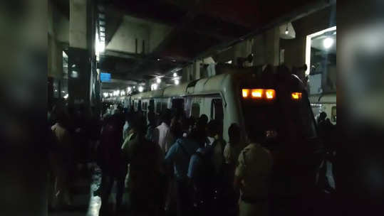 Mumbai Local : मुंबई लोकलच्या हार्बर लाइनचा दीड तास खोळंबा, प्रवाशांना प्रचंड मनस्ताप, नेमकं काय घडलं?