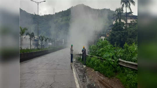 मुंब्रा बायपासवर टँकर नाल्यात उलटला, केमिकलचा उग्र वास-धूर, वाहतूक धीम्या गतीने