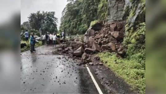 कोकणात मुसळधार पाऊस सुरु, फोंडा घाटात दरड कोसळली, वाहतूक ठप्प, वाहनचालकांचा मोठा निर्णय