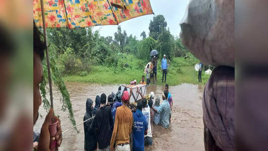 मरणानंतरही यातना; वाहत्या नाल्यातून दोरीच्या साहाय्याने नेली अंत्ययात्रा, नंदुरबार जिल्ह्यातील भयानक वास्तव