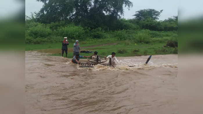 पुराच्या पाण्यात वाहून गेलेली बैलगाडी