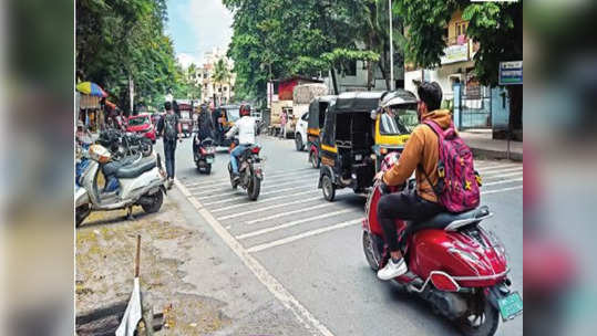 'नो एंट्री'!...खुशाल गाडी घाला!! कोथरुडमधील मोरे विद्यालय परिसरातील चित्र, पोलिसांचाही काणाडोळा