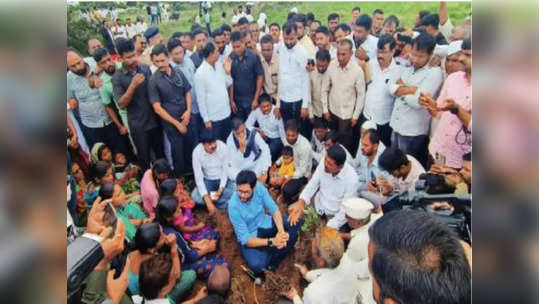 बघा साहेब, हा आहे सिन्नरचा दुष्काळ..! शेतकऱ्यांनी आदित्य ठाकरेंसमोर मांडल्या व्यथा