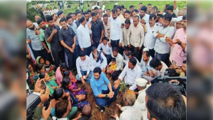 सिन्नरच्या शेतकऱ्यांनी आदित्य ठाकरेंसमोर मांडल्या व्यथा