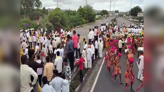 धनगर समाज आरक्षणाच्या मागणीसाठी आक्रमक, साताऱ्यात महामार्ग अडवला, चौंडीतील उपोषणाला पाठिंबा