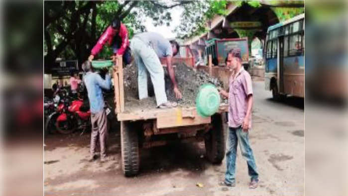 खड्डे दुरुस्तीचे अजब-गजब इंजिनीअरिंग; डांबरी रस्त्यांवर चक्क सिमेंट मिश्रित खडीचा वापर