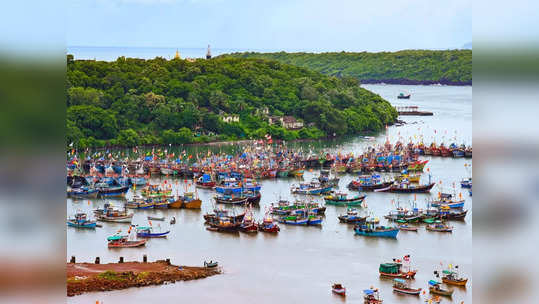 Maharashtra Rain: सिंधुदुर्गात वादळी वाऱ्यासह पावसाला सुरुवात, समुद्राला उधाण, जनजीवन विस्कळीत