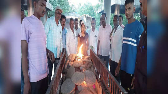 आजीचं निधन, घरात कर्ता पुरुष नसल्याने नातीचं धाडसी पाऊल, परंपरा झुगारत पार्थिवाला मुखाग्नी