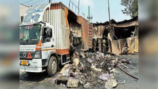 गोदामात फटाके उतरवताना अनर्थ,  अचानक स्फोट होऊन भीषण आग, १४ कामगारांचा होरपळून दुर्दैवी मृत्यू