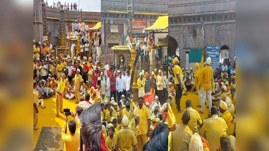 जेजुरीच्या खंडोबा मंदिरात रंगली खंडा स्पर्धा, ४० किलोचा खंडा उचलून तरुणांच्या ताकदी कसरती