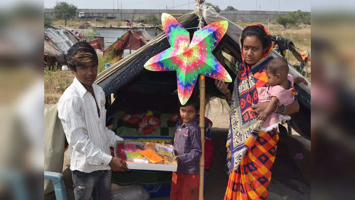 आदिवासी कुटुंबांना दिवाळी भेट देण्यात आली