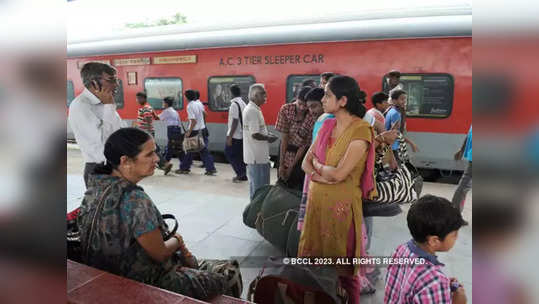 Indian Railway: मध्य रेल्वेचा मोठा निर्णय, ६ स्थानकात प्लॅटफॉर्म तिकीट नाही; 'या' वेळेत विक्री बंद