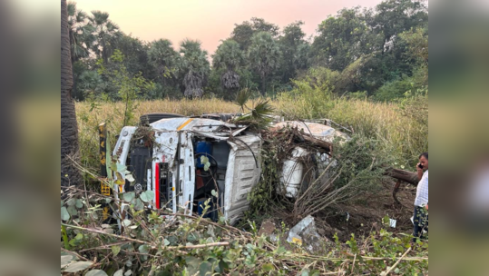 Accident News : धक्कादायक! भरधाव सिमेंट मिक्सर ट्रकची भीषण धडक, दुचाकीस्वार दूरवर फेकले गेले अन्...