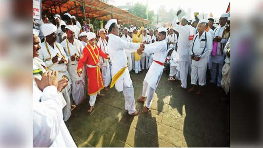 आळंदीला जाऊ, ज्ञानदेवा पाहू; कार्तिकी एकादशीनिमित्त आळंदीत भाविकांचा मेळा, कीर्तन-भजनाचा गजर