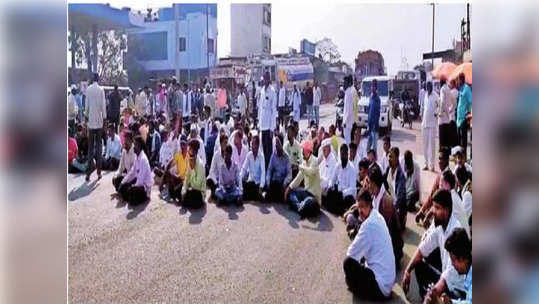 बळीराजाला कांद्यानं रडवलं; दरांतील उतार थांबेना, नाशिकच्या बाजार समित्यांमध्ये ५०० रुपयांनी घसरले भाव