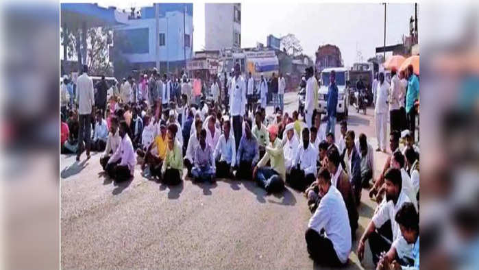 मालेगाव चौफुलीवर कांदा उत्पादक शेतकऱ्यांचे रास्ता रोको आंदोलन 