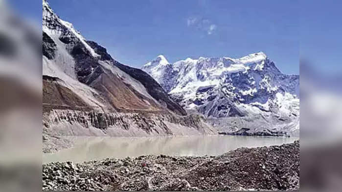 तिसऱ्या ध्रुवाचे अढळपद धोक्यात