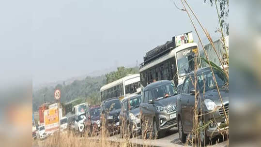 सलग सुट्ट्यांमुळं अलिबागमध्ये पर्यटकांचा लोंढा सुरू, अनेकांना ट्रॅफिक जामचा फटका, तब्बल चार किलोमीटरच्या रांगा