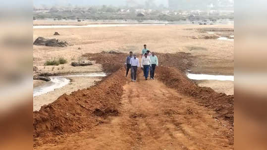 नदीपात्र पोखरण्यासाठी तस्करांनी बनवला चक्क रस्ता, अपर जिल्हाधिकारी पोहोचताच घाम फुटला, थेट कारवाईचे निर्देश