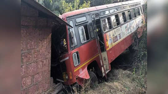 चालकाचा ताबा सुटला, सुस्साट एसटी बस घराला धडकली, गाडीचा दरवाजा तोडत प्रवाशांना काढले बाहेर