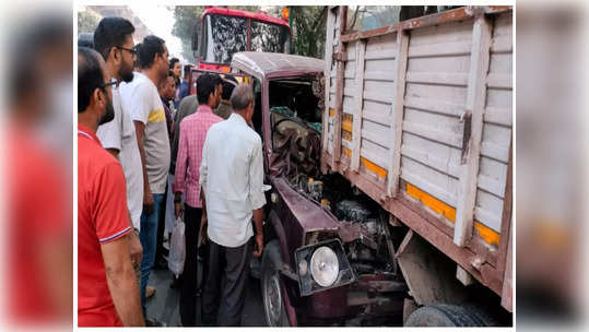 रस्त्याच्या कडेला उभ्या ट्रकला चारचाकी धडकली पाचजण गंभीर जखमी, दोघांची प्रकृती चिंताजनक