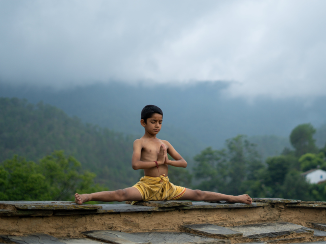 बच्चों में योग के कई फायदे हैं जिसे जानकर आप हैरान रह जाएंगे