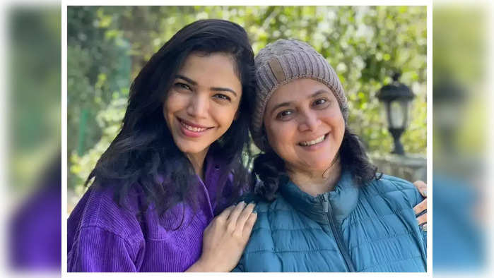 shriya pilgaonkar with mother