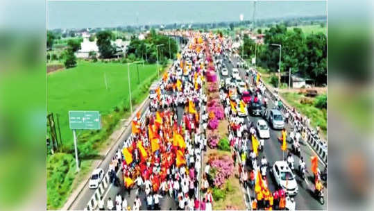 जनसागर मुंबईकडे रवाना; जरांगे यांच्या नेतृत्वाखाली मोर्चात मराठवाड्यातून हजारो कार्यकर्त्यांचा सहभाग