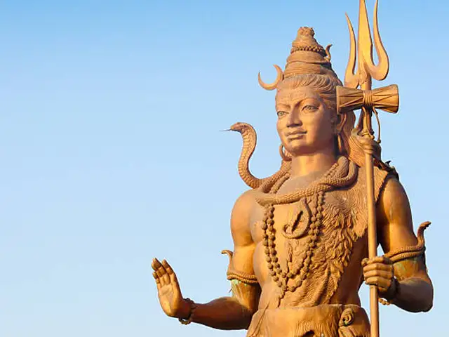 सर्प, त्रिशूल, डमरू, त्रिपुंड और नंदी करते हैं भगवान शिव की छवि को पूरा