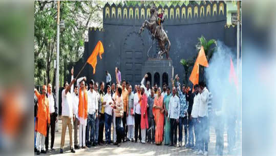 मराठा समाजाचा जल्लोष; आरक्षणाबाबतच्या मागण्या मान्य झाल्याने जिल्ह्यात फटाके फोडून आनंदोत्सव