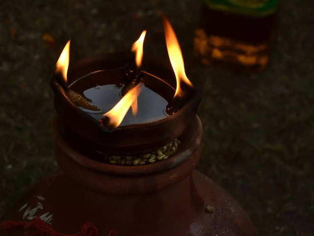 क्या आप जानते हैं मंदिर जाकर दीया क्यों जलाया जाता है? आपमें से कई लोग ऐसा करते होंगे लेकिन इसका कारण नहीं पता होगा