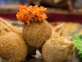 केवल एक विधान नहीं है नारियल तोड़ना, इसके पीछे एक गहरा आध्यात्मिक महत्व छिपा है