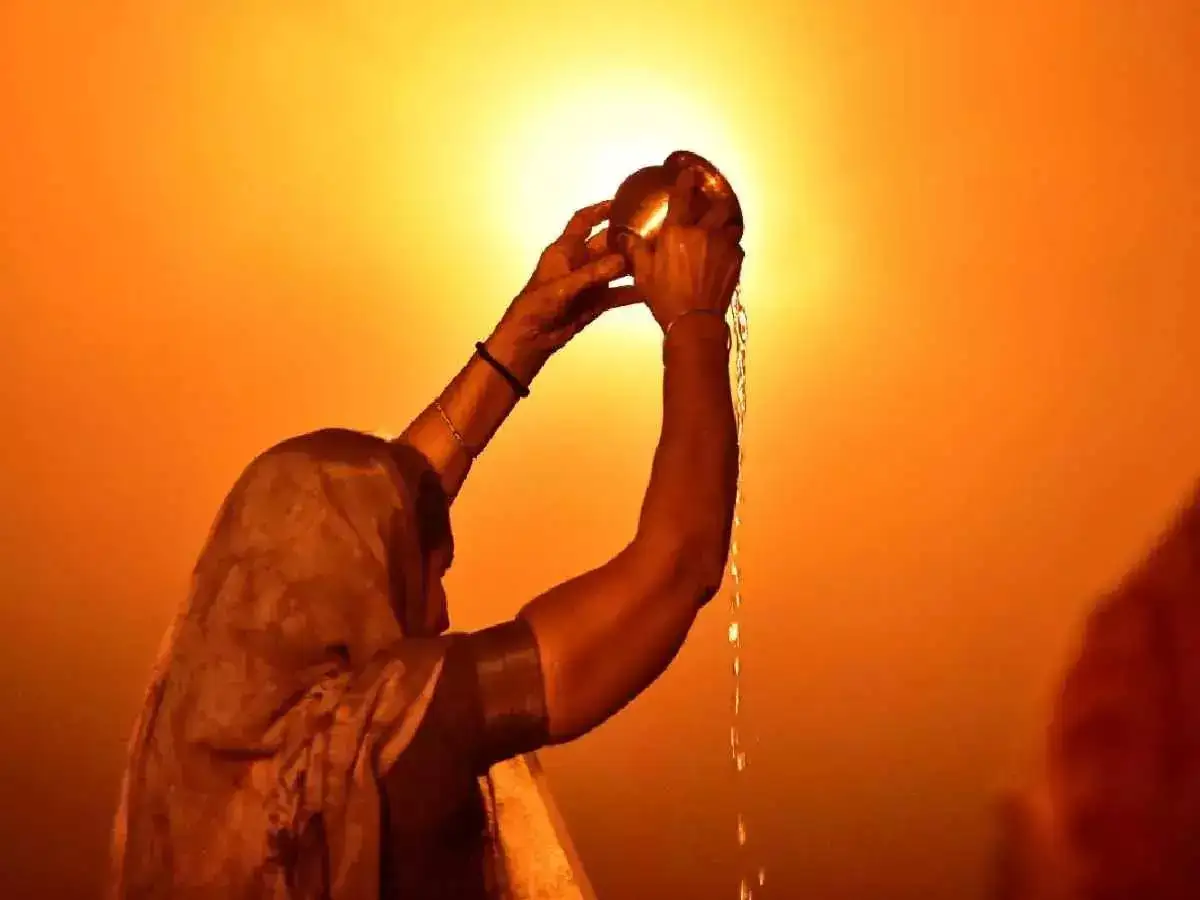 कहीं आप भी तो इस समय नहीं देते सूर्य को जल! जानिये सूर्य देव को कितने बजे  तक अर्पित कर सकते हैं जल - what is the best time to offer water