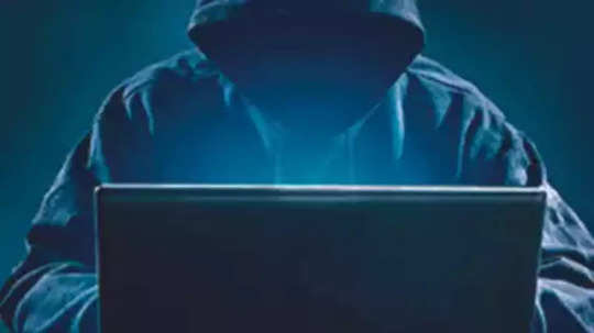 Cyber Crime : शेअर ट्रेडिंगमध्ये जास्त नफा मिळवण्याचे आमिष, बनावट खाते, प्राध्यपकांसह १६ जणांना लाखोंचा गंडा