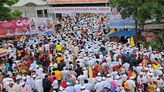 नाथांच्या वारीत 'राज'कारण; पालखीमार्गावर राज ठाकरेंचे कुटुंबासह होर्डींग्ज अन् शक्तीप्रदर्शन