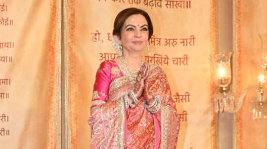 Nita Ambani : नीता अंबानींचा गुलाबी साडीमध्ये रॉयल लूक, फंक्शन राधिका-अनंतचे चर्चा मात्र फक्त वरमाईची