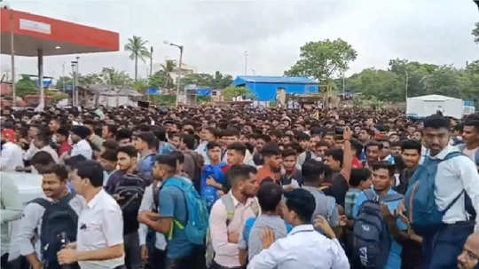 Mumbai Airport Stampede : एअर इंडियात जागा ६००, जमा झाले २५ हजार तरुण, ​मुंबई विमानतळाजवळ चेंगराचेंगरी सदृश्य परिस्थिती