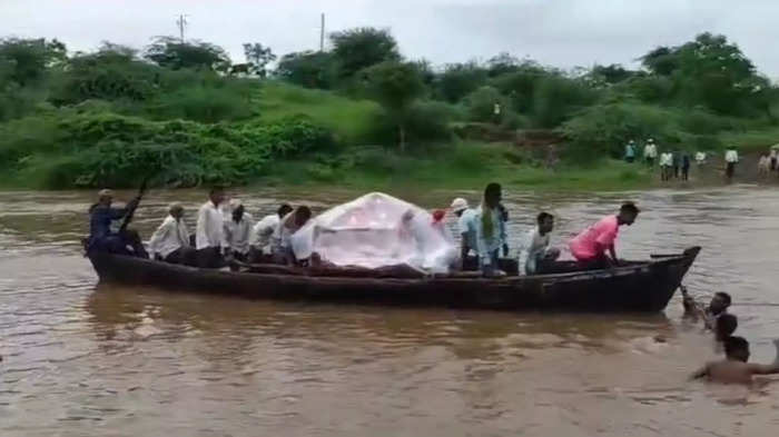 नंदुरबार नंदपुर अंत्यसंस्कार नदीतून प्रवास