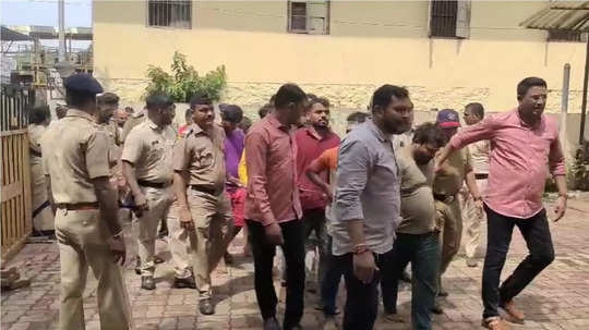 Badlapur Case : बदलापुरात रेल रोको ते दगडफेक, ३०० जणांवर गुन्हे, ३२ आंदोलकांची कोर्टात हजेरी