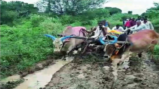 मरणानंतरही यातना संपेना; रस्ता नसल्यानं बैलगाडीतून न्यावा लागला मृतदेह, खुलताबाद तालुक्यातील प्रकार