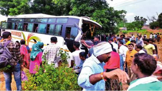 नागपूर-उमरेड मार्गावर ट्रॅव्हल्स व ट्रकचा भीषण अपघात; विद्यार्थ्यासह चौघे ठार, २३ जखमी